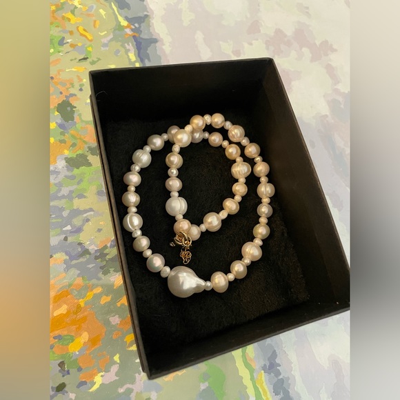 NWOT Pearl Necklace - Picture 3 of 3